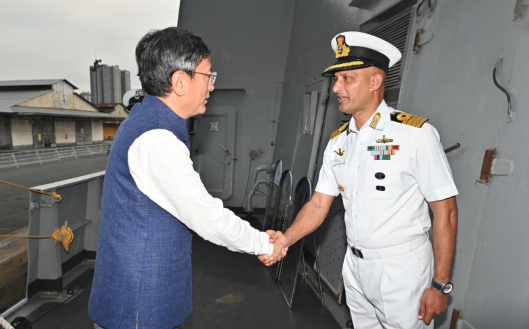 Ambassador visited INS Udaygiri and INS Kavaratti during their port call to Ho Chi Minh City