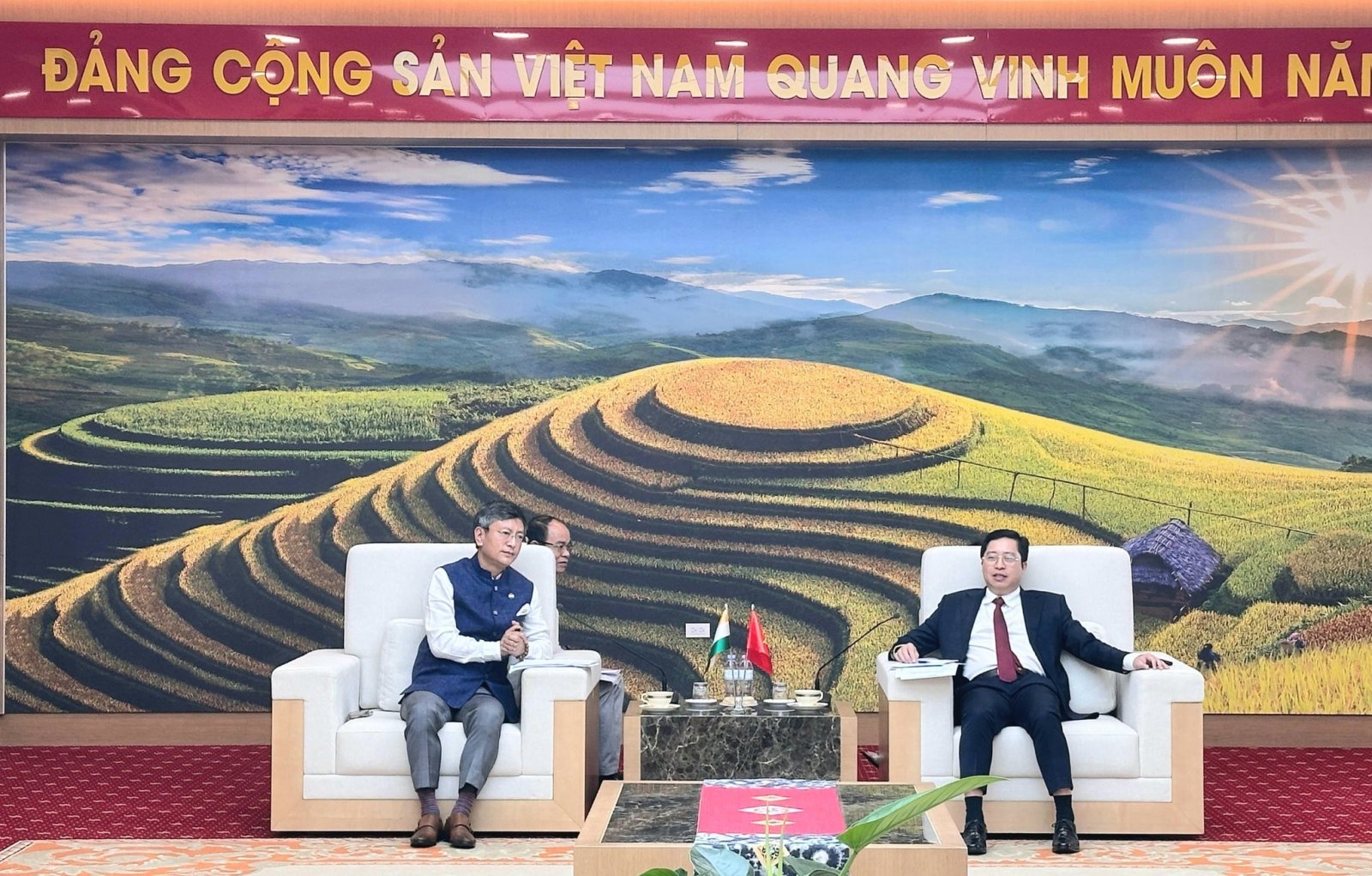 Ambassador's meeting with H. E. Mr. Duong Quoc Huy, Party Secretary of Lao Cai Province at Yen Bai Ward