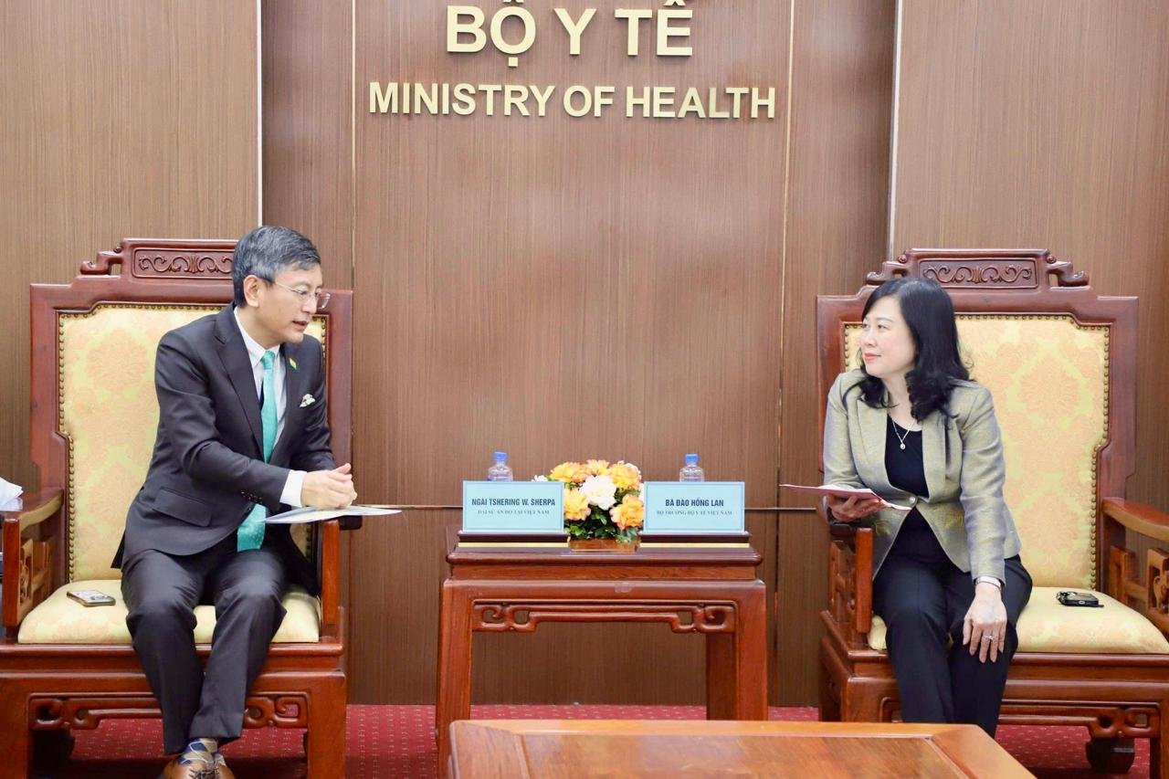 Ambassador called on Madam Dao Hong Lan, Minister of Health