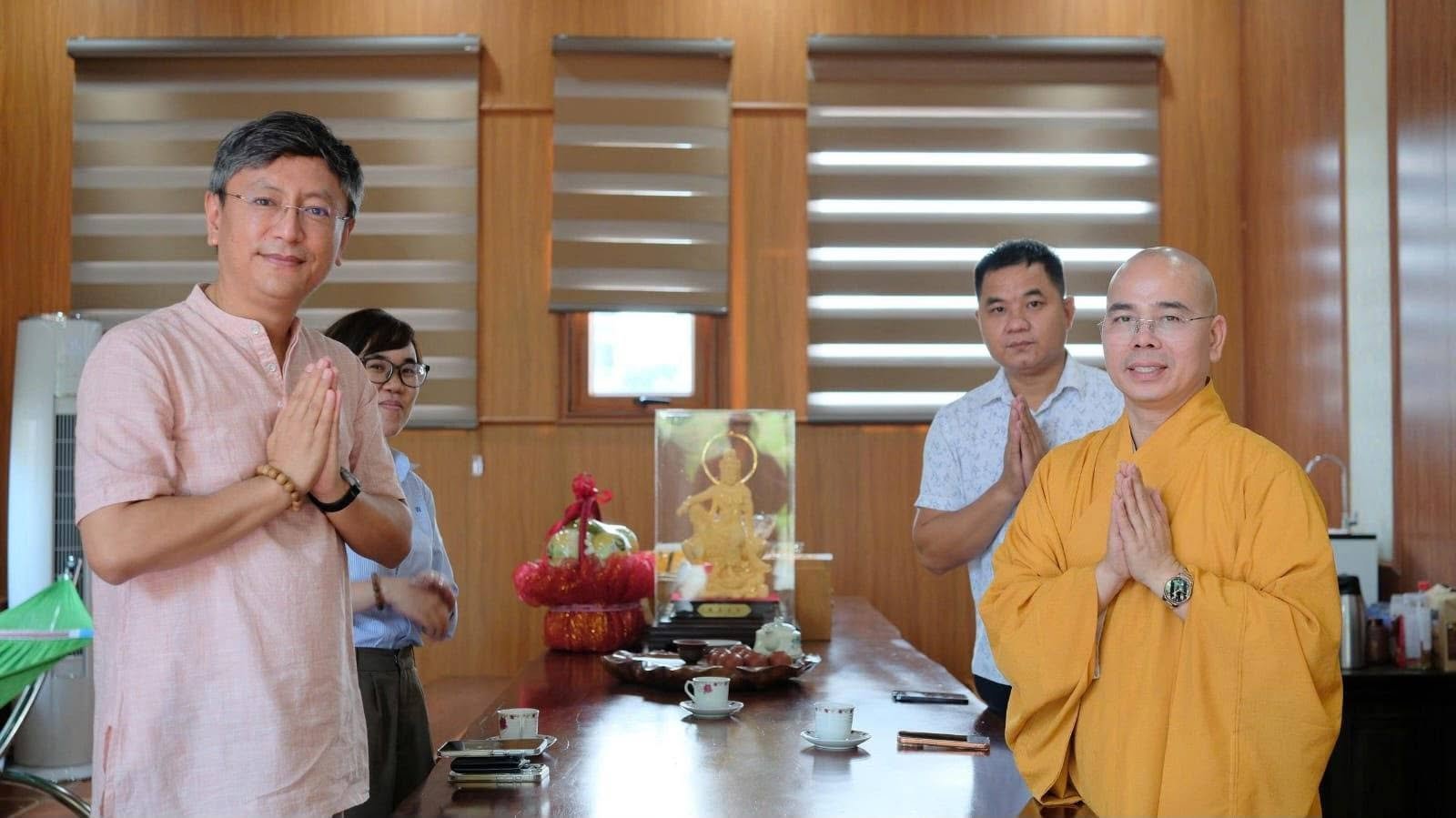 Ambassador visited the Dau Pagoda and But Thap Pagoda in Bac Ninh Province
