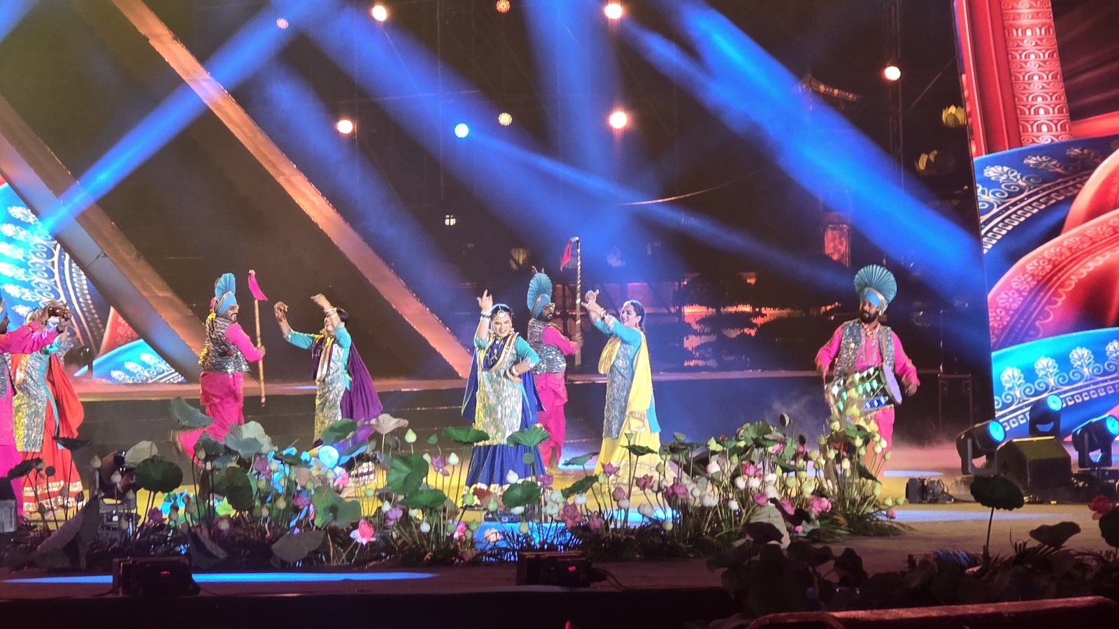 A dynamic 12-member Punjabi cultural troupe mesmerized audiences at the Thang Long - Hanoi Festival