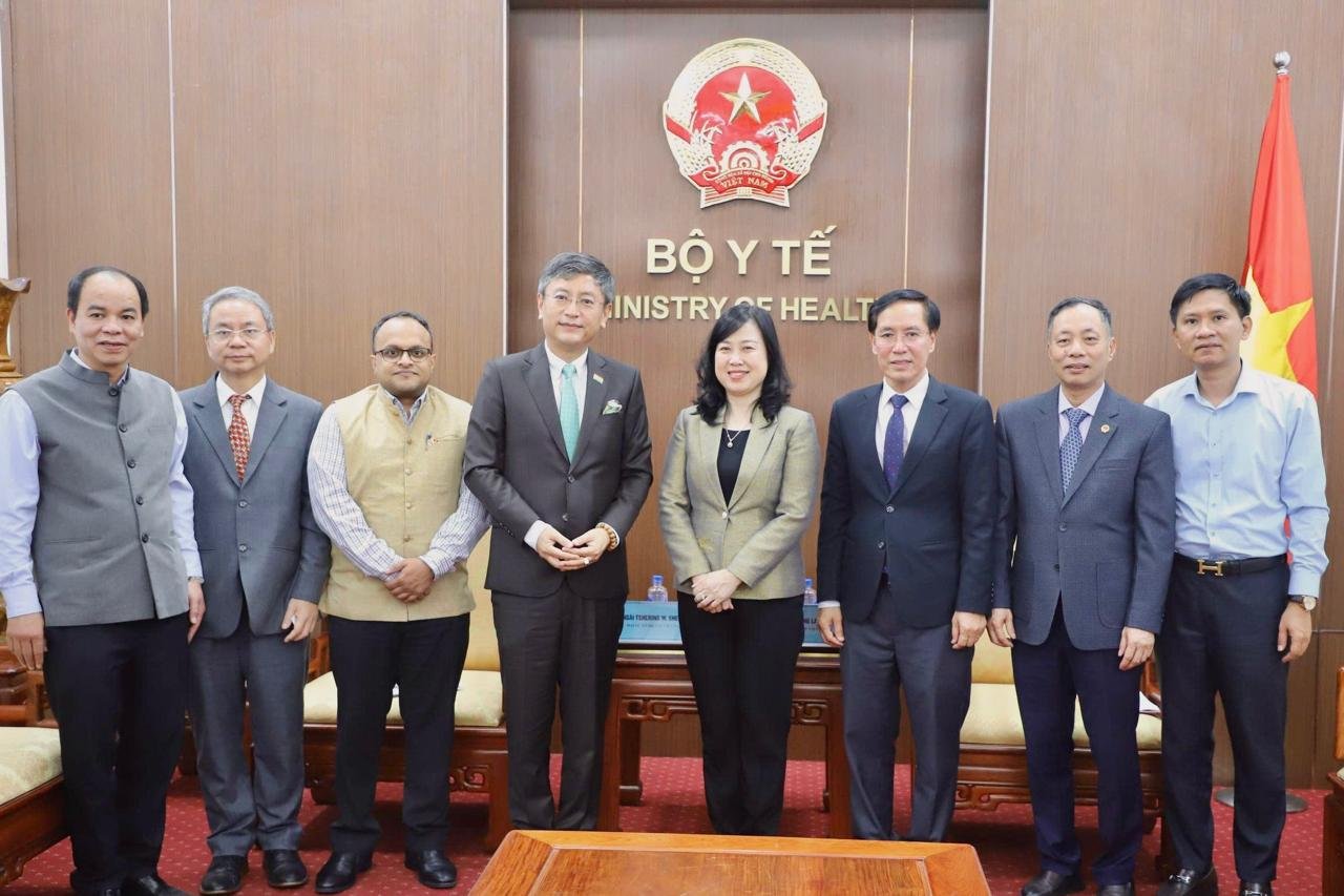 Ambassador called on Madam Dao Hong Lan, Minister of Health