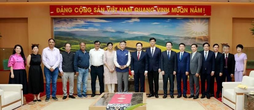 Ambassador's meeting with H. E. Mr. Duong Quoc Huy, Party Secretary of Lao Cai Province at Yen Bai Ward