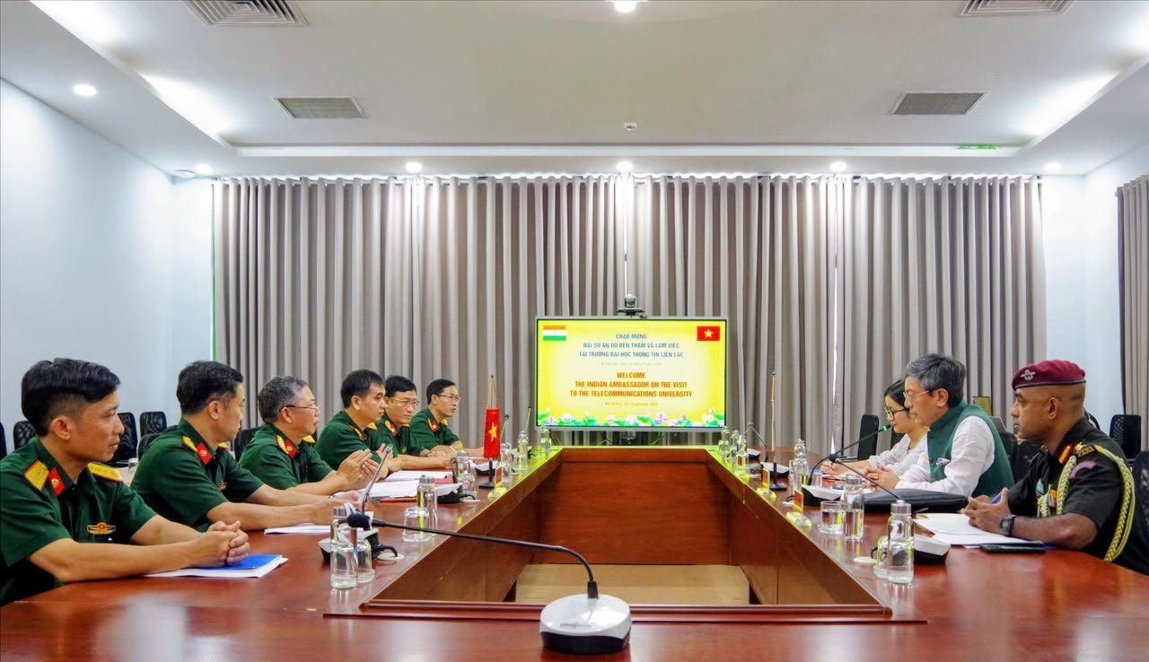 Ambassador's visit to Army Software Park, Nha Trang