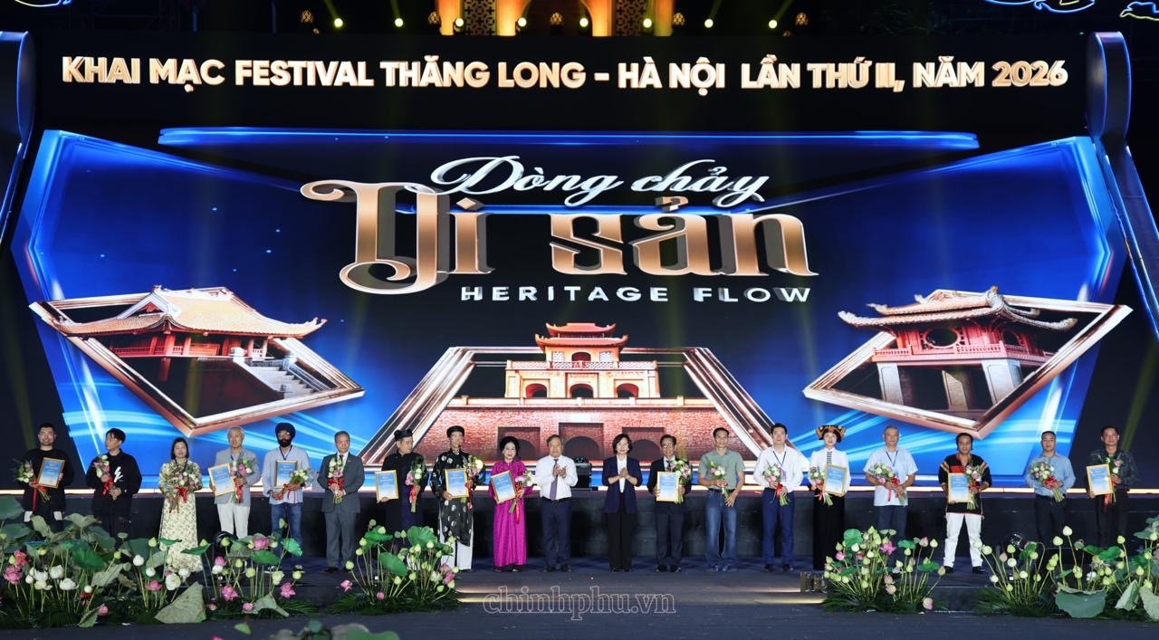 A dynamic 12-member Punjabi cultural troupe mesmerized audiences at the Thang Long - Hanoi Festival