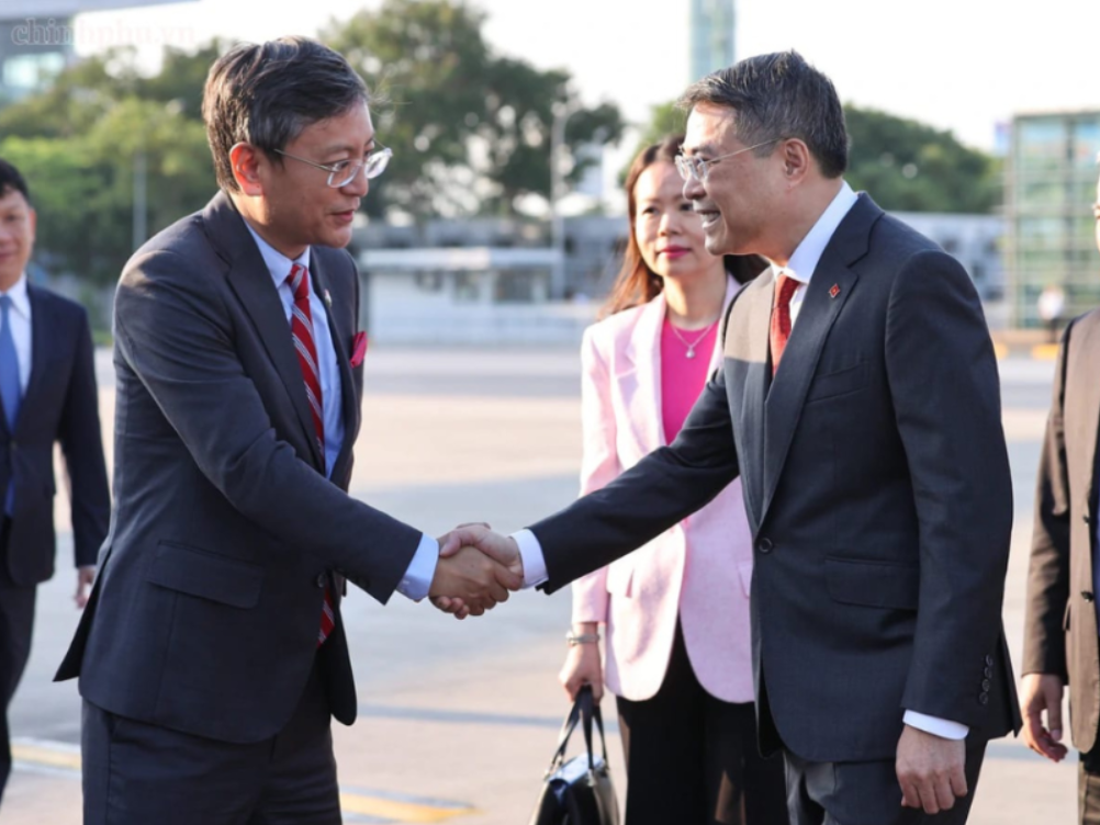 Ambassador saw off H.E. Mr. Le Minh Hung, Prime Minister of Vietnam, as he emplaned for New Delhi to attend the 18th BRICS Summit in New Delhi