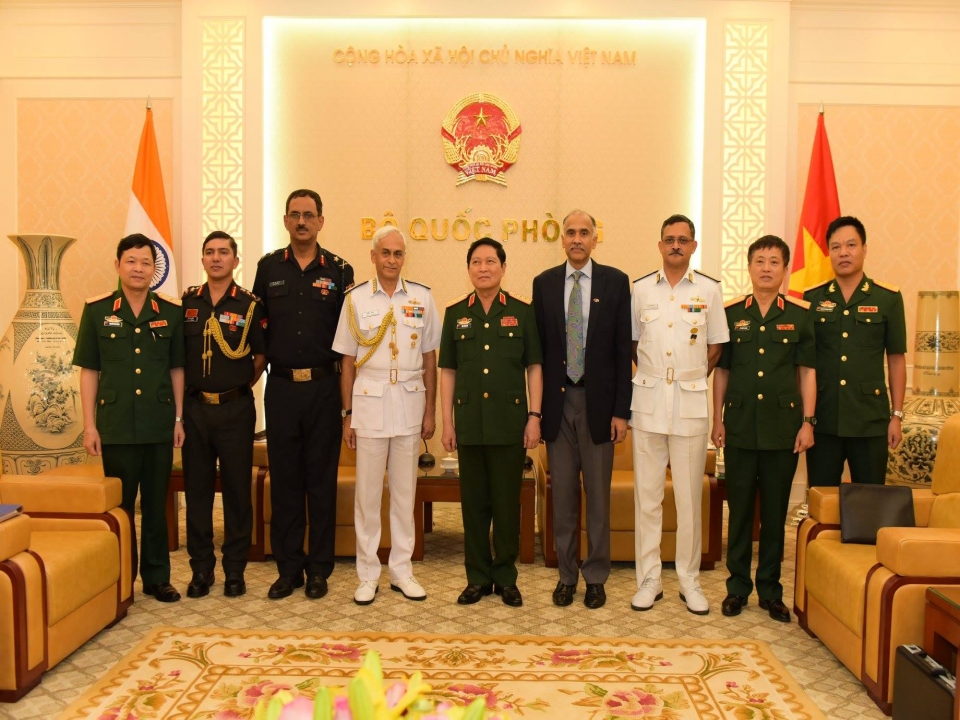 Admiral Sunil Lanba, Chairman, Chiefs of Staff Committee and Chief of Naval Staff of India was on a visit to Vietnam from 3-8 October 2017