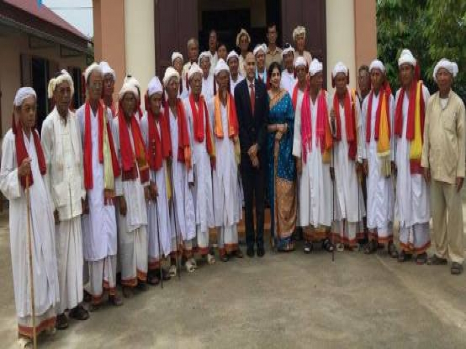 Ambassador meets elders of Cham Brahma Council