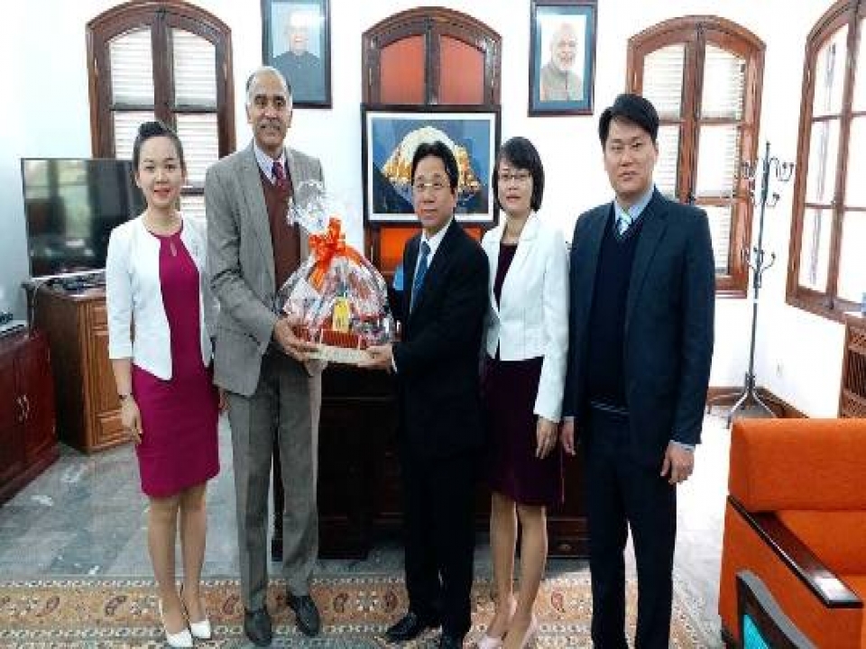 Ambassador meets Phu Tho delegation