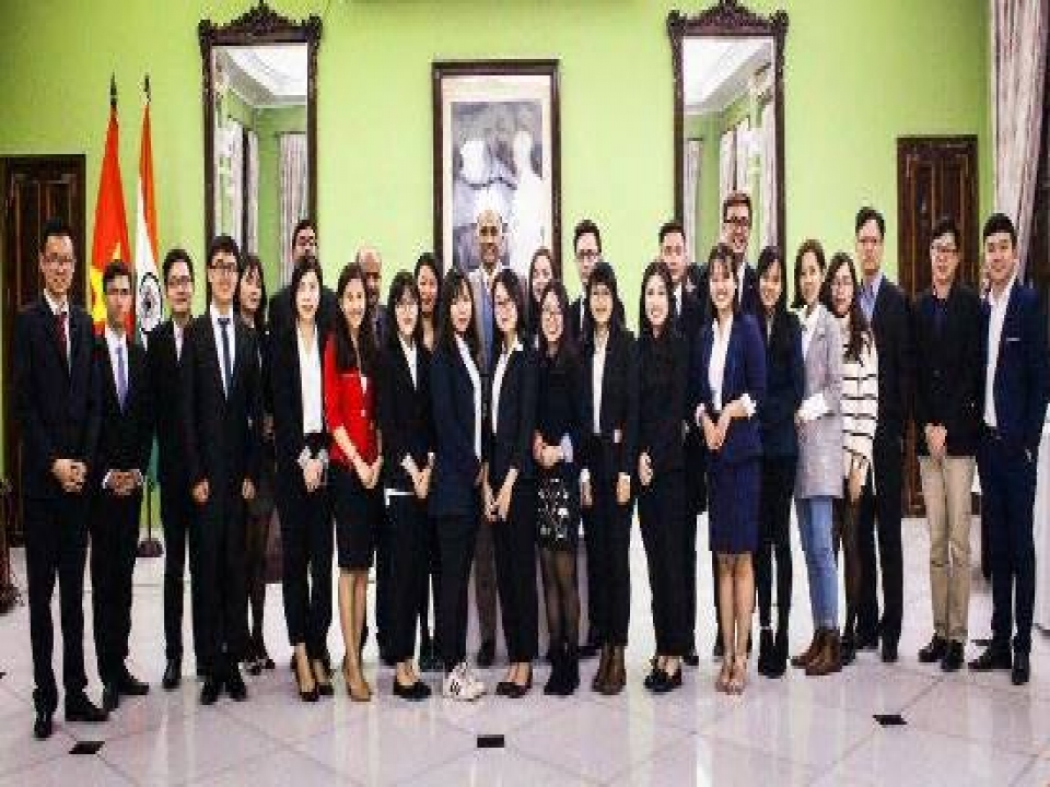 Ambassador meets Vietnamese students visiting India