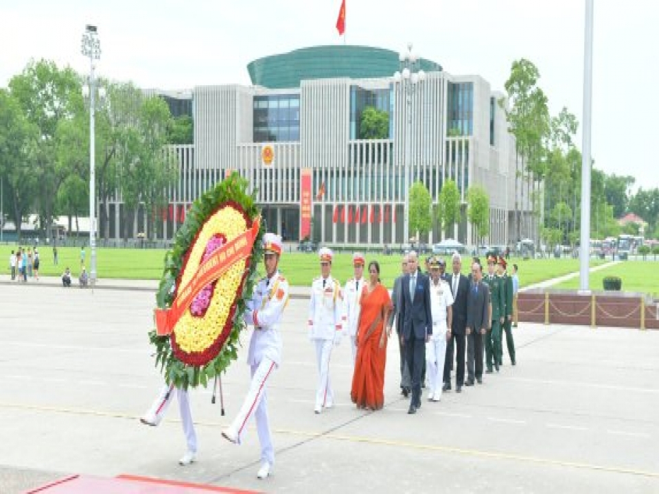 Defence Minister pays homage to Ho Chi Minh