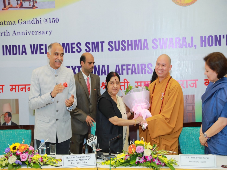 Gifting of a bouquet and felicitation of Padma Shri Awardee