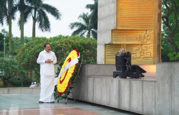 Paying respect at the Monument of National Heros and Martyrs