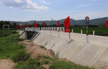 On 27 June, 2020, Ambassador Pranay Verma and the Provincial Party Secretary of Phu Yen province H.E. Mr. Huynh Tan Viet jointly inaugurated an overpass bridge at Tan Long Village, Xuan Son Nam commune, Dong Xuan District of Phu Yen, constructed with Government of India’s grant assistance of US$50,000 under the Quick Impact Project (QIP) programme. The project was completed within a short span of three months and is helping to connect the two communes of Xuan Son Bac and Xuan Son Nam of Dong Xuan District, which were earlier regularly disconnected during the rainy season.