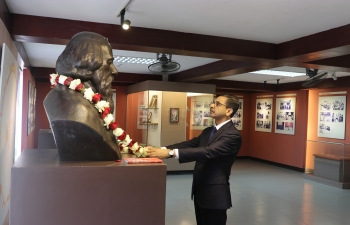 Ambassador visited the Vietnam Literature Museum in Hanoi on 28 August 2020 and paid floral tributes to Gurudev Rabindranath Tagore’s bronze bust, which was installed there in 2011 to mark his 150th birth anniversary. 