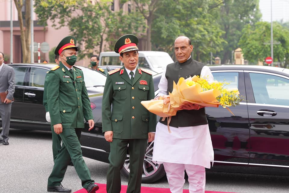 Raksha Mantri being welcomed by the Defence Minister of Vietnam, General Phan Van Giang and being accorded a ceremonial Guard of Honour at the Ministry of National Defence of Vietnam (8 June 2022)