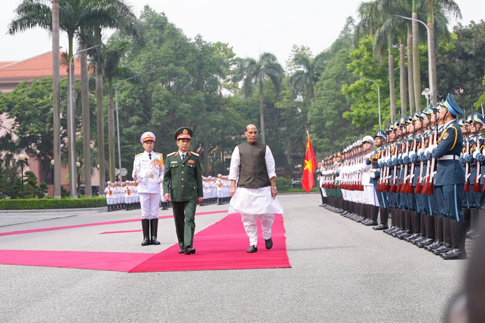 Raksha Mantri being welcomed by the Defence Minister of Vietnam, General Phan Van Giang and being accorded a ceremonial Guard of Honour at the Ministry of National Defence of Vietnam (8 June 2022)
