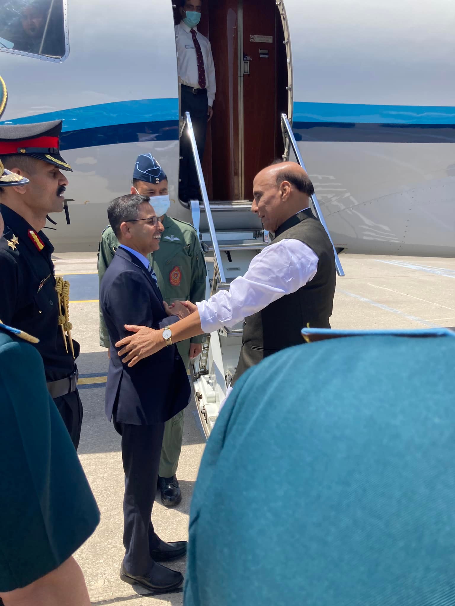 Raksha Mantri being seen off by Ambassador at the Cam Ranh International Airport before departing for India at the end of his visit (10 June 2022) 