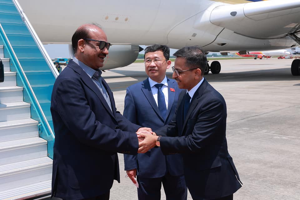 Hon'ble Speaker being received by Ambassador at the Noi Bai Airport in Hanoi upon his arrival (19 April 2022)