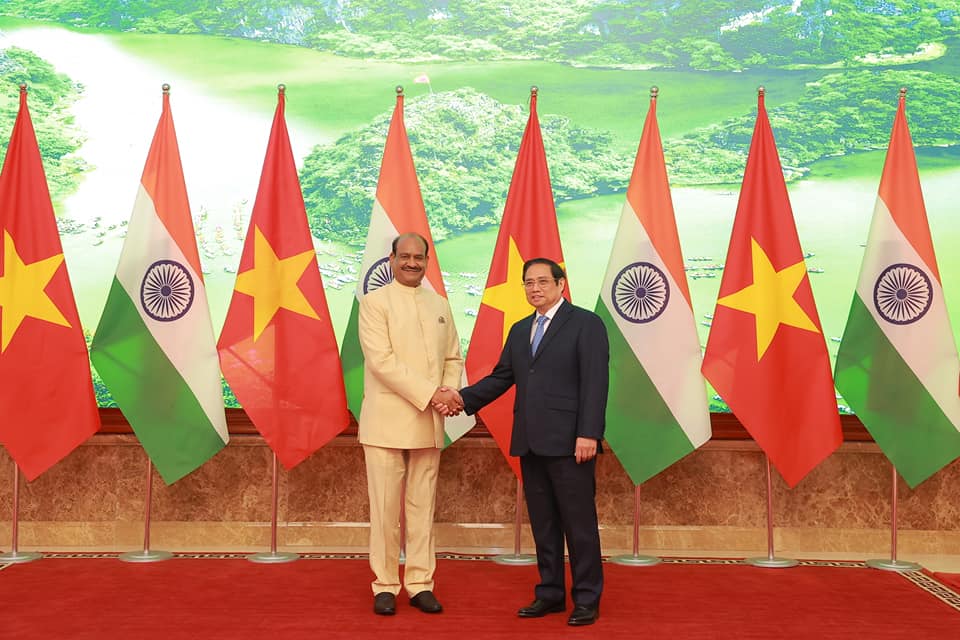 Hon'ble Speaker meeting the Prime Minister of Vietnam, His Excellency Pham Minh Chinh (19 April 2022)