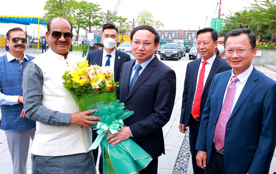 Hon'ble Speaker being welcomed by the Party Secretary of Quang Ninh Province His Excellency Nguyen Xuan Ky on his arrival at Ha Long (20 April 2022)
