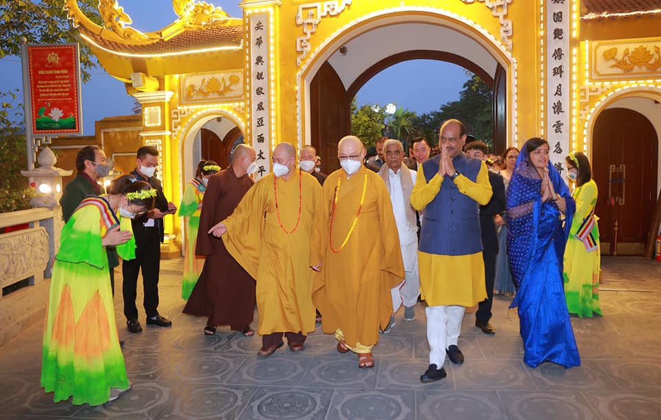 Hon'ble Speaker paying homage at the Tran Quoc Pagoda in Hanoi (20 April 2022)