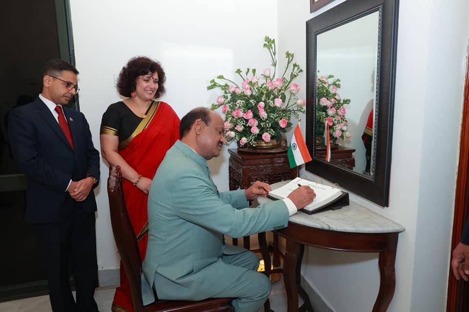 Hon'ble Speaker being welcomed at the India House by Ambassador and his spouse for a dinner reception with members of Indian Community in Hanoi (20 April 2022)