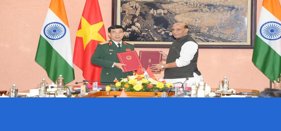  Indian Defence Minister, Mr. Rajnath Singh with Gen. Phan Van Giang, Minister of National Defence of Vietnam in Hanoi on June 8, 2022